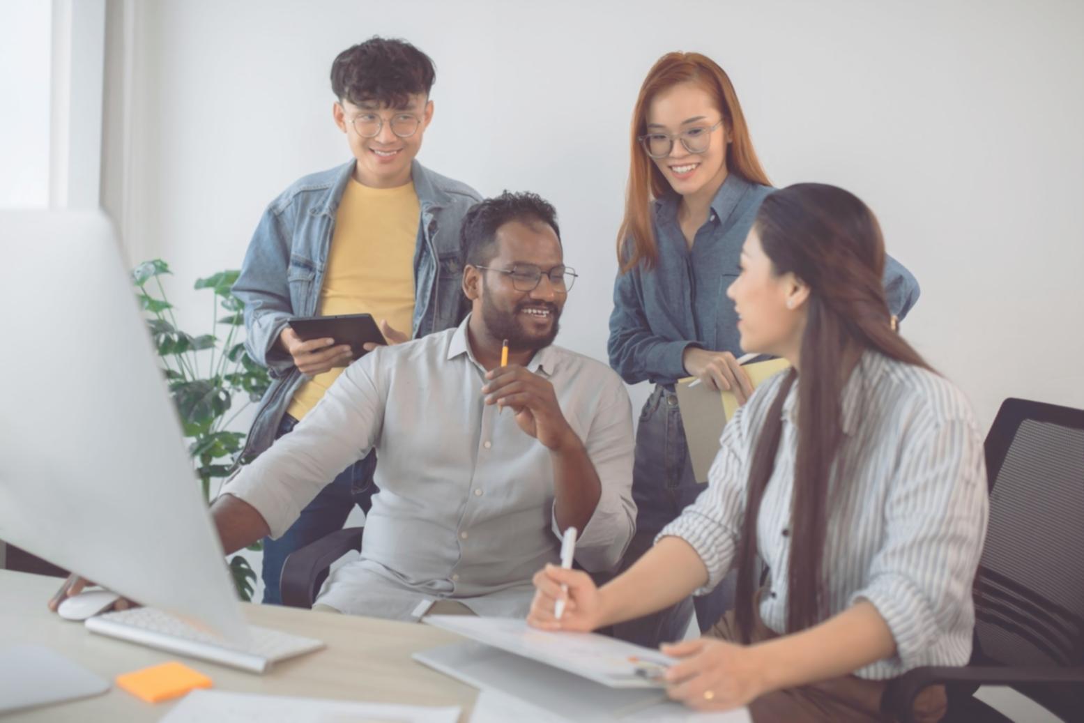 Consultoría financiera personalizada en oficina moderna